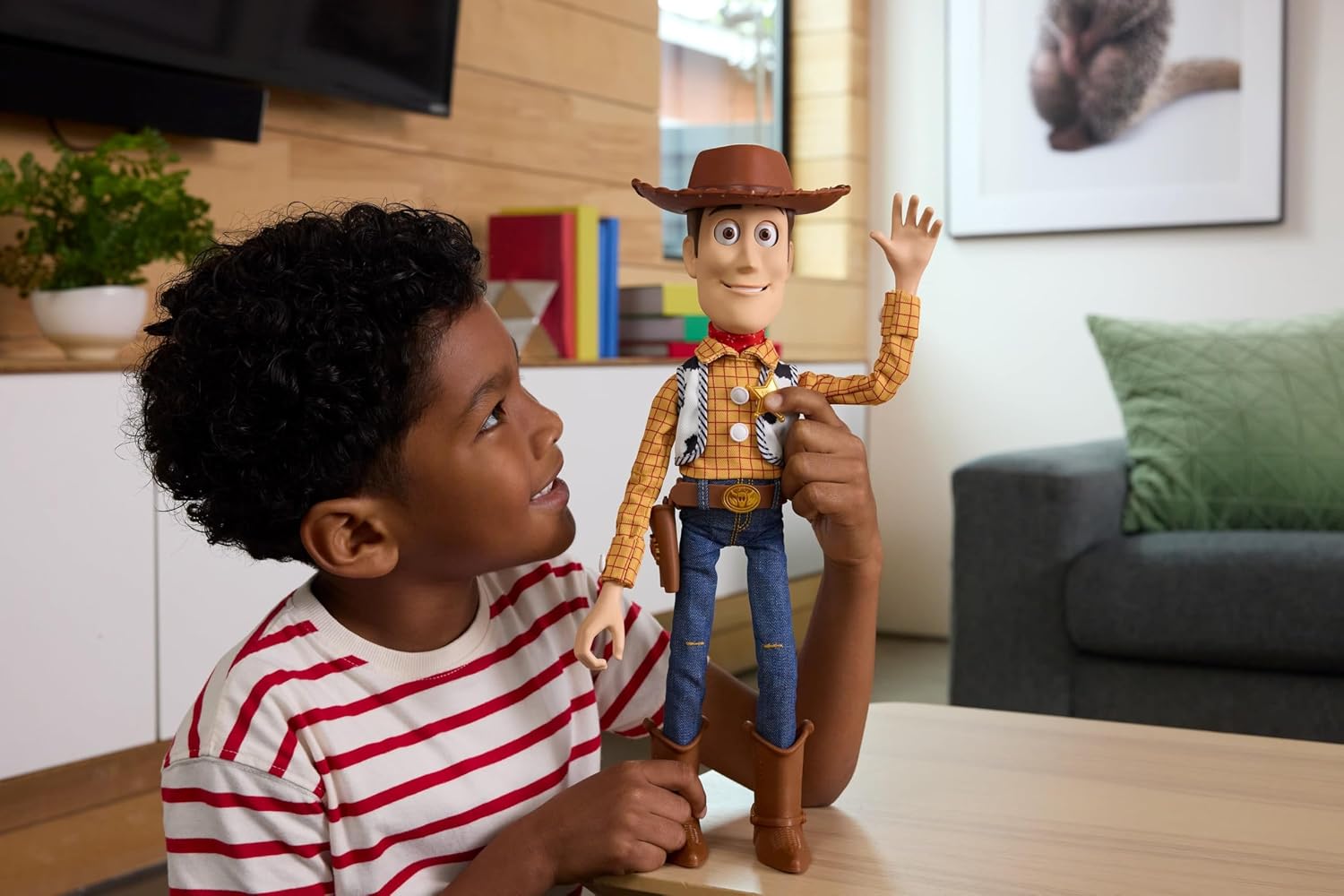 Ultimate Action Woody being activated by a press on his belt buckle, with sound waves indicating he speaks