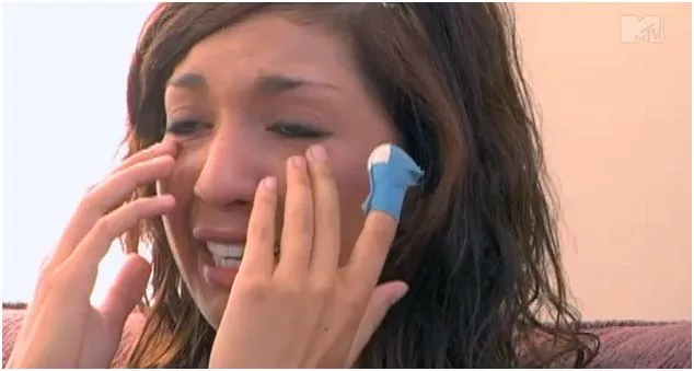 teen-mom-farrah-crying-now-with-finger!
